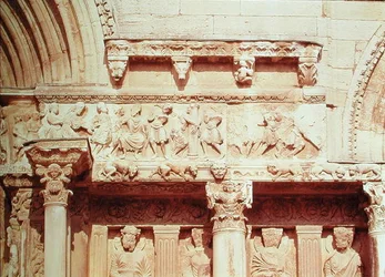 Detail vom zentralen Portal der Westfassade, Szenen aus der Passion Christi, ca. 1180